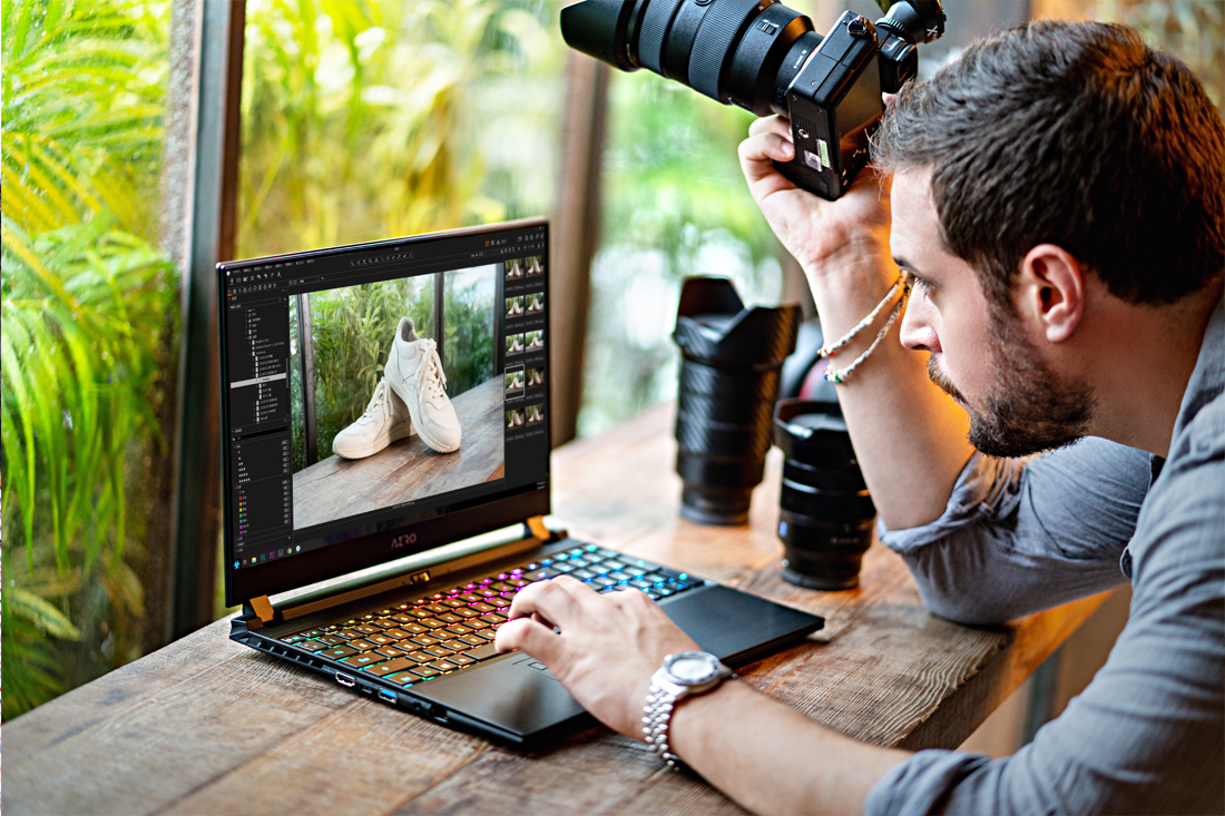 GIGABYTE AERO features high-end processing power as well as a highly portable form factor, which is suitable for content creators
