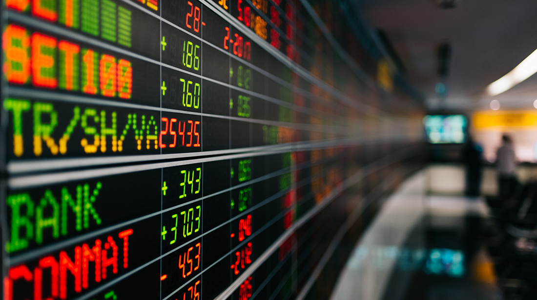 Processed by a GIGABYTE Rack Server, the most up-to-date financial data
can be quickly and systematically analyzed, transmitted and then presented
instantly.