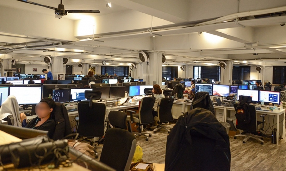Moonshine Animation’s office adopts a loft-style open
plan design, in a similar style as global creative companies such as Google or
Pixar. Almost all employees have dual-screen monitors on their desks, providing
a comfortable working setup.