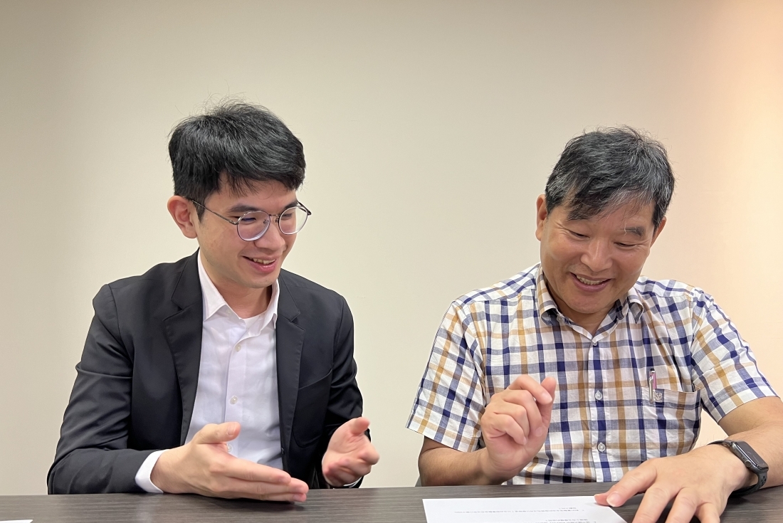 Dr. Chen-Yi Lee (on the right) discusses chip advancements (Source: TechNews)