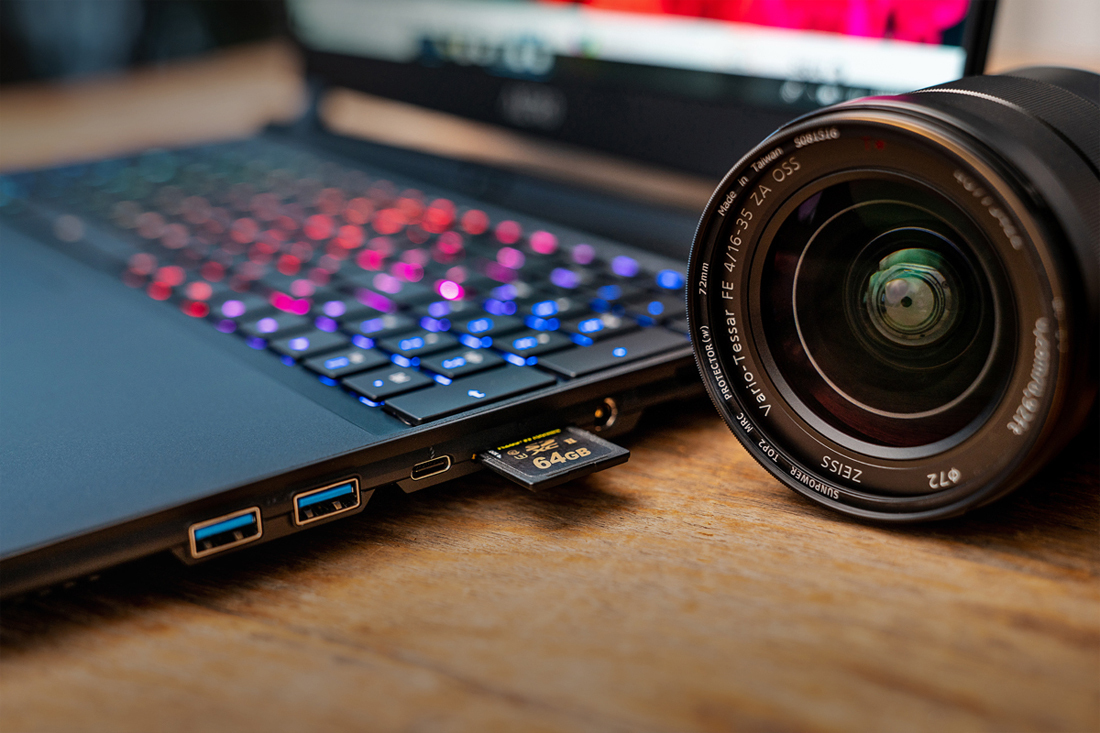 With the UHS-II SD card reader, photographers can directly transfer files on-site for screening & editing.