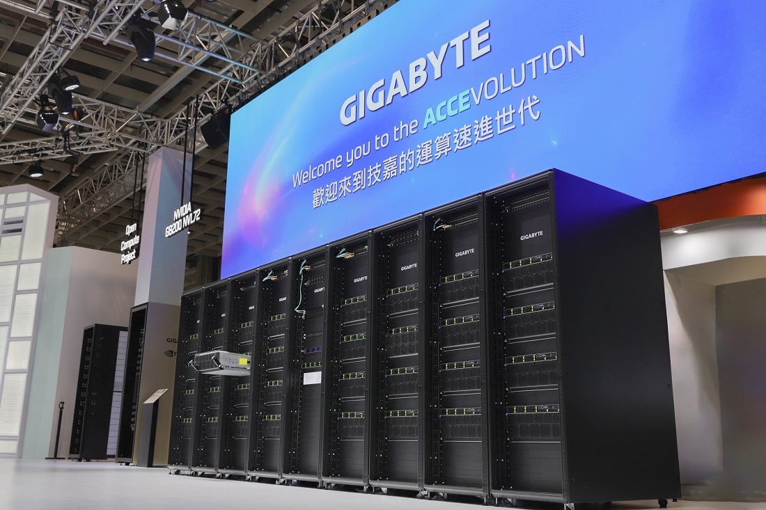 The GIGAPOD presents three additional added-value features for its users: bespoke GPU configurations according to customer needs, the choice of liquid cooling for even better performance and stability, and software suites for management and AI development.