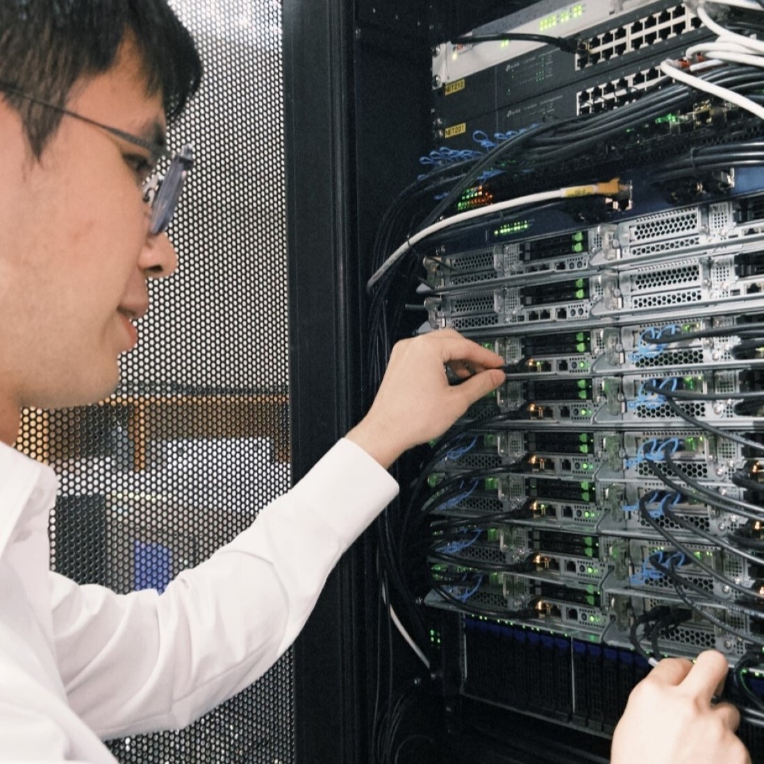 Senior lab manager Lin-Hung Lai introduced us to the dedicated server room space of GIGABYTE servers, which makes management more convenient. (Source: TechNews)
