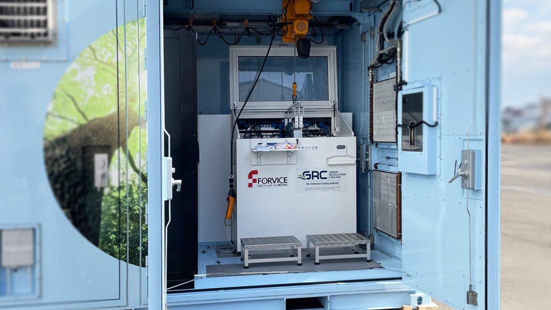 Unlike “two-phase immersion cooling” (which GIGABYTE also provides), “single-phase immersion cooling” cycles the coolant out to a CDU, which transfers the thermal energy to a chilled water loop. KDDI estimates that its prototype data center only consumes around 3.5kVA of energy for cooling, compared to 50kVA for computing.