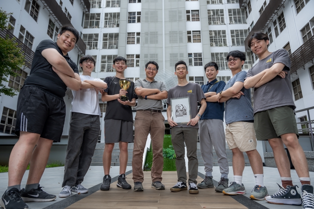 Professor Jerry Chou of NTHU(fourth from the left) and his student team (from left to right: Kuo Pin-Yi, Lin Chan-Yi, Wei Shih-Hsun, Weng Chun-Mu, Mou Chan-You, Yu Hao-Tien, and Bai Chen-An) won second place at the ISC 2024 Student Cluster Competition. (Source: TechNews)