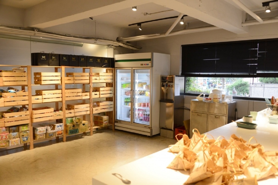 A creative-oriented office also naturally needs a kitchen
that provides beverages and snacks for employees to enjoy (as long as they finish
their work…).